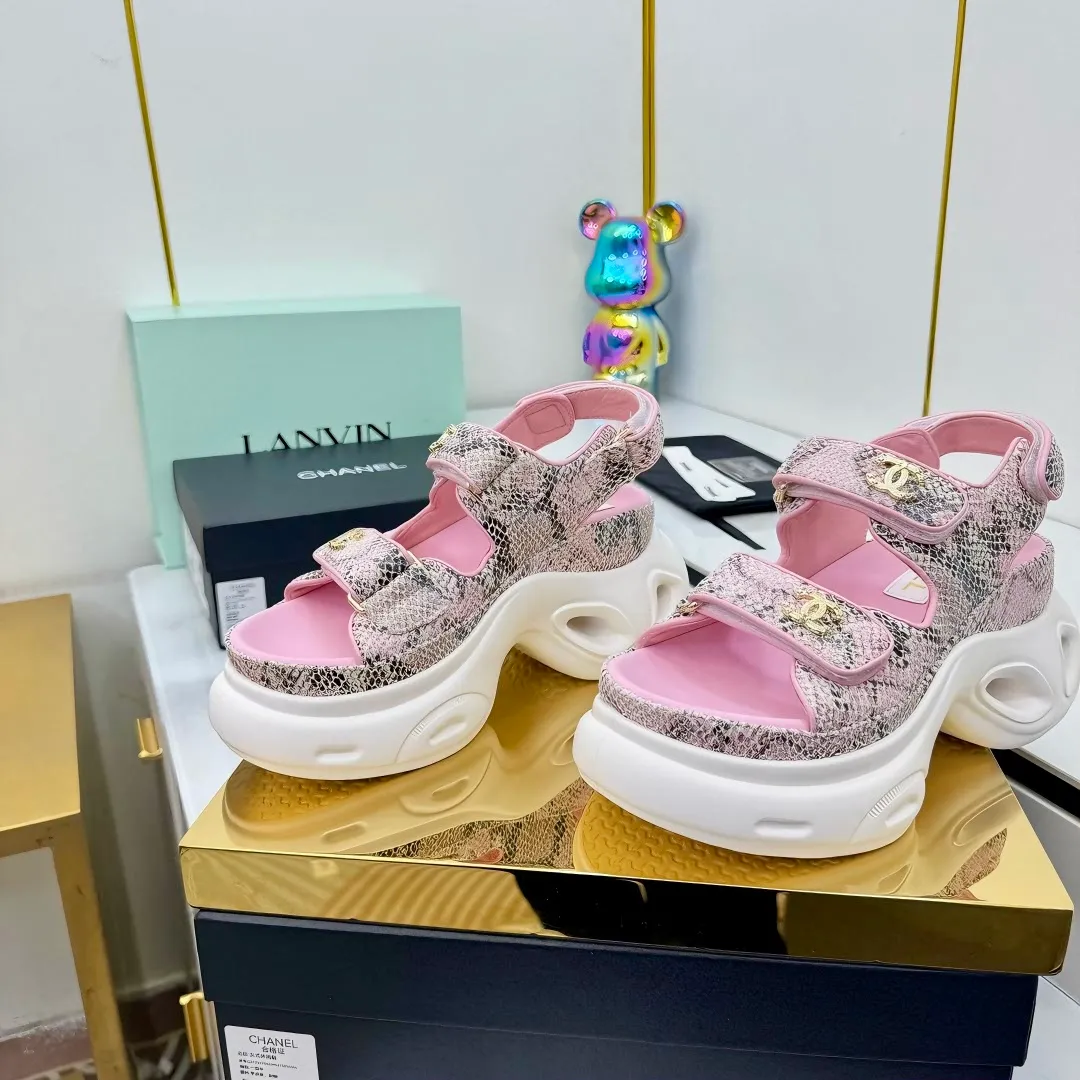 👟👟Ex-factory price 680👟👟 Top version... Chanel｜Chanel Xiaoxiang Velcro Beach Slippers Slippers Casual Beach Shoes 25ss Spring and Summer New Style! Beach shoes are a hit all over the internet! The latest model from the counter, I am still willing to buy it on my feet. It must be ranked among the most popular models. It is invincible in all seasons. Various bloggers and Internet celebrities can see the matching styles. Highly recommended. Pearlescent sheepskin upper, sheepskin lining, suede for feet. Original open-molded TPU outsole size: 35-40 (customized for 40 and 41). Full set of original packaging 👉 👉 👉 👉 👉